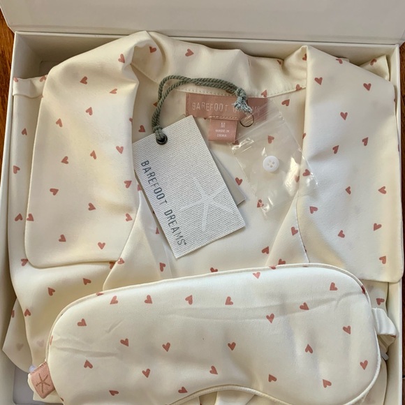 BAREFOOT DREAMS - Washed Satin Short PJ Set Tossed Hearts Sz Small
Valentine Day - Picture 5 of 7